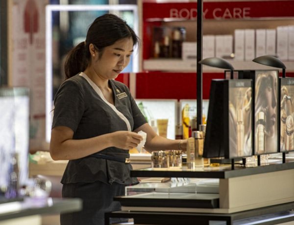 摩根策酪 星巴克女店员一个小疏忽, 被女顾客骂了十分钟