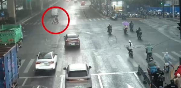 好牛优配 上海阿婆骑车载孙女闯红灯驶入路口被货车撞倒！多处骨折、内脏受伤…